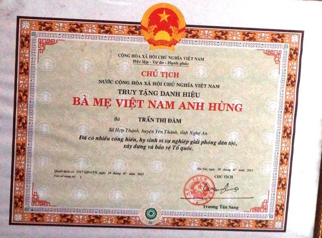 Có con nuôi liệt sĩ, mẹ không được công nhận Bà mẹ Việt Nam anh hùng? - 6 Mặc dù được nhà nước truy tặng Bà mẹ VNAH nhưng chỉ công nhận đối với hai người con đẻ còn liệt sĩ con nuôi thì không.