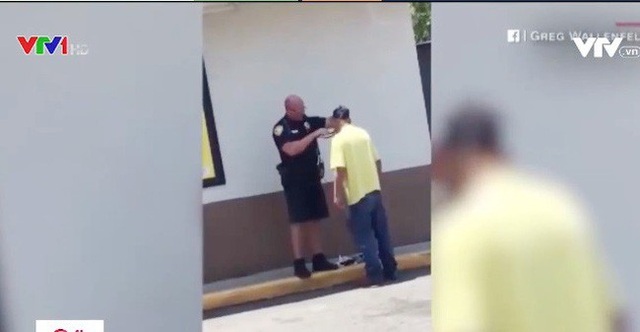Cảnh sát Mỹ cạo râu cho người vô gia để đi phỏng vấn xin việc - 1
