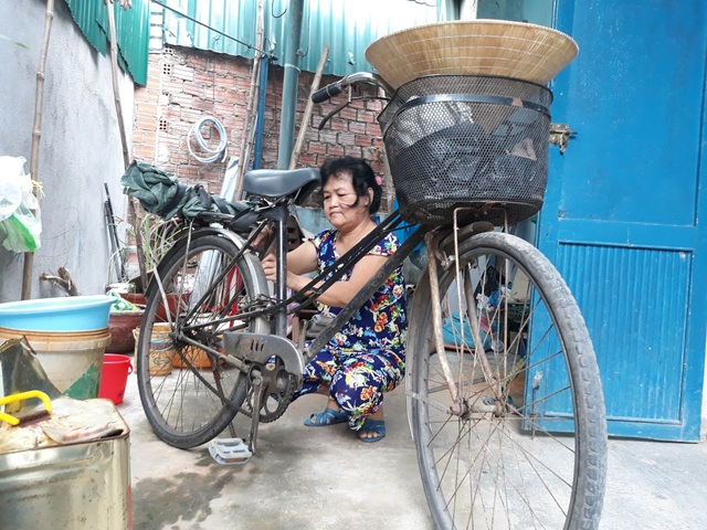 "3 mẹ con tôi khổ lắm, chú ơi !" - 6 Chiếc xe cà tàng luôn được chuẩn bị sẵn sàng nhưng cả tháng qua bà Ngan chưa thể ra khỏi nhà đi mua ve chai