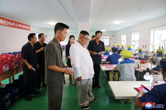Đệ nhất phu nhân Triều Tiên tháp tùng ông Kim Jong-un thị sát nhà máy - 1 Hãng thông tấn quốc gia Triều Tiên (KCNA) hôm nay đưa tin nhà lãnh đạo Kim Jong-un đã tới thăm nhà máy túi Thương binh Wonsan ở tỉnh Kangwon.