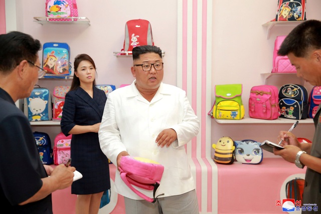Đệ nhất phu nhân Triều Tiên tháp tùng ông Kim Jong-un thị sát nhà máy - 2 Tháp tùng ông Kim Jong-un tới nhà máy sản xuất túi là Đệ nhất phu nhân Ri Sol-ju và các quan chức Triều Tiên.