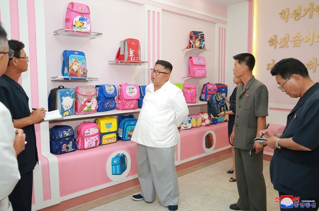 Đệ nhất phu nhân Triều Tiên tháp tùng ông Kim Jong-un thị sát nhà máy - 3 Trong chuyến thăm tới nhà máy túi, nhà lãnh đạo Kim Jong-un đánh giá cao nỗ lực của các thương binh trong nhà máy khi tạo ra những sản phẩm chất lượng tốt.
