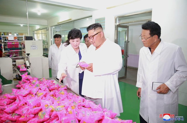 Đệ nhất phu nhân Triều Tiên tháp tùng ông Kim Jong-un thị sát nhà máy - 8 Chuyến thăm tới hai nhà máy túi xách và thực phẩm đánh đấu ngày thứ 3 liên tiếp truyền thông Triều Tiên đưa tin về các chuyến thị sát của ông Kim Jong-un tới các cơ sở sản xuất.