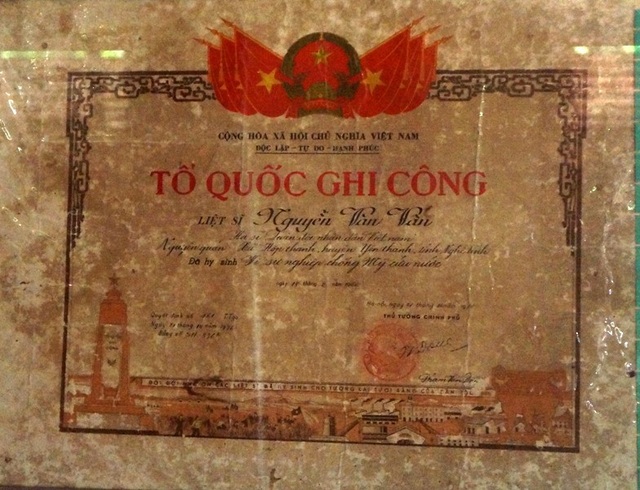 Có con nuôi liệt sĩ, mẹ không được công nhận Bà mẹ Việt Nam anh hùng? - 3 Bản trích lục và bằng tổ quốc ghi công của liệt sĩ Nguyễn Văn Vấn.