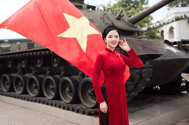 Phạm Thuỳ Dung xúc động với ca khúc về cô gái ngã ba Đồng Lộc, “Cúc ơi” - 2 Có những giọng hát pha dân gian đã chuyển hướng ca khúc sang dòng dân gian, tuy nhiên Phạm Thuỳ Dung lại hát “Cúc ơi” theo một cảm nhận khác...