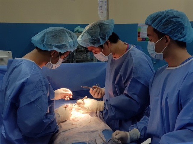 Bị hoại tử ruột không biết, thai phụ đau đớn dữ dội - 1
Các bác sĩ vừa phẫu thuật ca hoại tử ruột vô cùng khẩn cấp