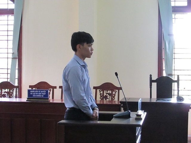 Nhân viên bị trừ lương nên trộm của công ty cho... bõ tức - 1 Bị cáo Danh tại tòa ngày 26-7. Ảnh: NN