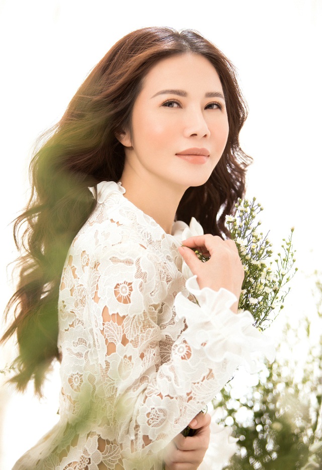 Doanh nhân – Hoa khôi Lan Phương đẹp tinh khôi với sắc trắng - Ảnh 2. Doanh nhân – Hoa khôi Lan Phương đẹp tinh khôi với sắc trắng - Ảnh 2.