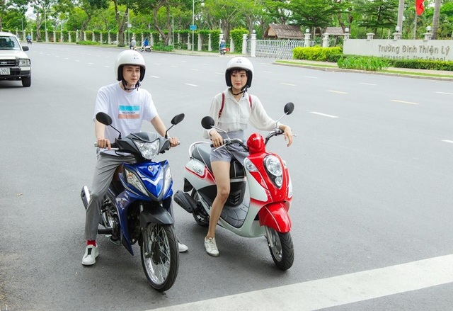 Làm sao để học sinh, sinh viên tham gia giao thông an toàn? - 1
Ca sĩ Hiền Hồ và Kar Nguyễn sử dụng xe Elite 50cc và Galaxy 50cc khi tham gia giao thông