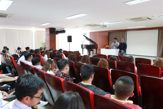 ĐH Quốc tế Sài Gòn - Nơi ươm mầm khởi nghiệp trong sinh viên - 2
Hội thảo “Khởi nghiệp thành công” do SIU tổ chức với sự góp mặt của ông Đoàn Thiên Phúc - người sáng lập và CEO start-up TicTag; ông Lê Đình Hiếu - Giám đốc điều hành Học viện G.A.P kiêm Giám đốc chương trình tìm kiếm tài năng trẻ Talent Hub của Trung tâm văn hóa giáo dục UNESCO.