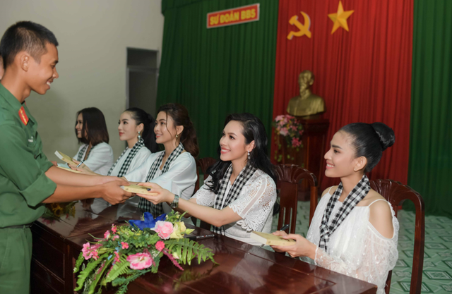Hoa hậu, Á hậu xúc động khi tặng sách tại Sư đoàn bộ binh 5, quân khu 7 - 4 Hoa hậu, Á hậu xúc động khi tặng sách tại Sư đoàn bộ binh 5, quân khu 7 - 4