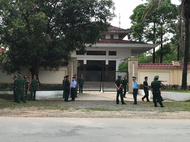 Đã tìm thấy hộp đen của máy bay Su-22 rơi ở Nghệ An - 3
Thi thể hai phi công hi sinh đã được đưa về nhà tang lễ Bệnh viện Quân Y IV.