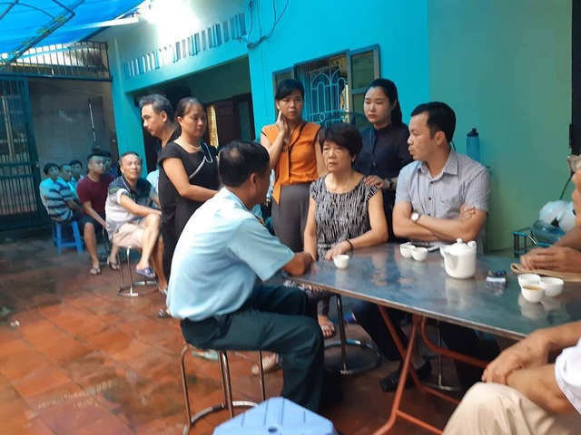 Người thân phi công hy sinh: "Lần này tôi gọi anh ấy không nghe máy nữa!" - 2
Bà con hàng xóm đến chia buồn với gia đình.