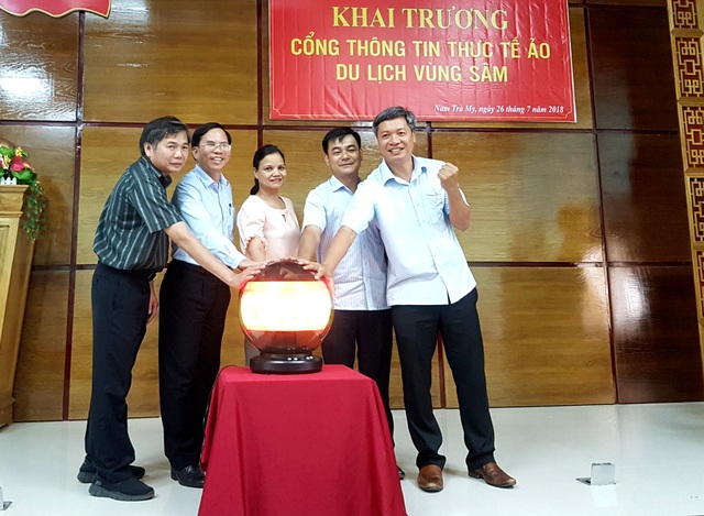 Khai trương cổng thông tin du lịch vùng sâm Ngọc Linh - 1 Lãnh đạo địa phương bấm nút khai trương cổng thông tin du lịch vùng sâm Ngọc Linh