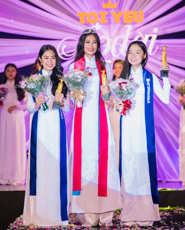 Nữ sinh cao 1m75 đăng quang gương mặt Nữ sinh Áo dài 2018 - 2 Đoàn Thiên Ân giành giải Nhất cuộc thi, giải Nhì và Ba thuộc về nữ sinh Phạm Ngọc Song Thư và Nguyễn Sok Tường Vy