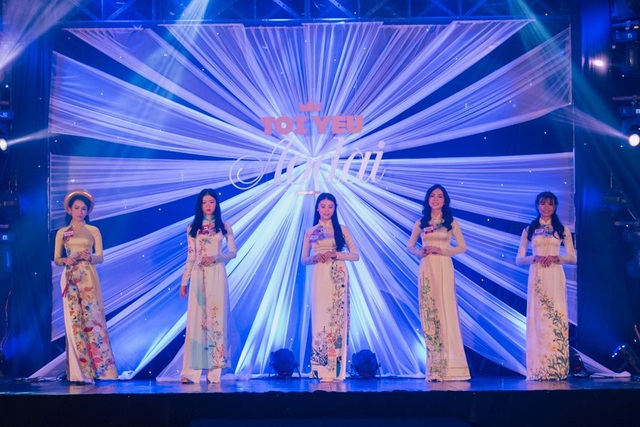 Nữ sinh cao 1m75 đăng quang gương mặt Nữ sinh Áo dài 2018 - 1
Top 5 trong đêm chung kết cuộc thi Gương mặt Nữ sinh Áo dài 2018