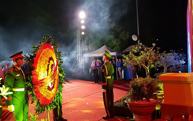 Gần 1.000 Đoàn viên, thanh niên Thủ đô thắp nến tri ân các anh hùng liệt sĩ - 1
Không khí trang nghiêm, xúc động tưởng nhớ đến những người đã hi sinh vì Tổ quốc.