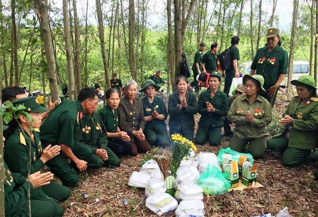 “Đưa quê hương vào cho đồng đội” - 8 Các cựu binh mang cơm lên rừng mời linh hồn đồng đội