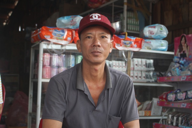 Người Việt tại “rốn lũ” Lào: Ôm lấy nhau chuẩn bị cho cái chết... - 1 Anh Trần Văn Biên (Bản May) và gia đình đã may sống sót khi trận lũ quét qua