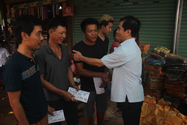 Người Việt tại “rốn lũ” Lào: Ôm lấy nhau chuẩn bị cho cái chết... - 3 Niềm vui của những người Việt Nam khi được Hội Việt Nam tại Attapeu đến thăm