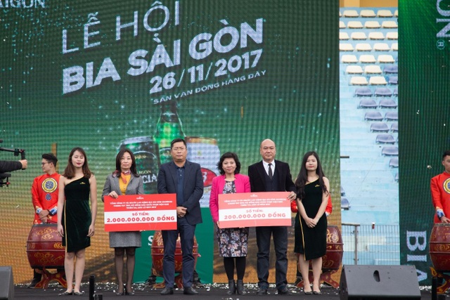Sôi động Lễ hội Bia Sài Gòn tại Hà Nội - 3
Những người may mắn được nhận giải