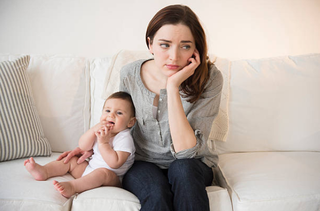 Ăn bạt tai của chồng vì đi làm nựng con "ngoan không mẹ về đánh cả bà lẫn cháu nhé" - 1 Ăn bạt tai của chồng vì đi làm nựng con "ngoan không mẹ về đánh cả bà lẫn cháu nhé" - 1