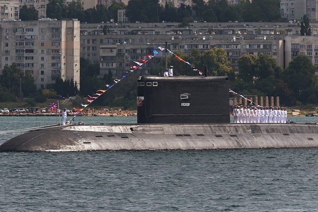 Tàu ngầm diesel Krasnodar cũng tham gia buổi diễn tập tại Sevastopol. (Ảnh: TASS)