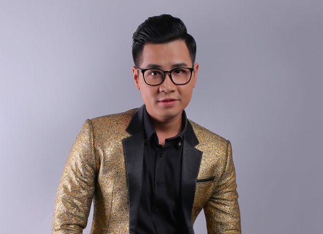 Show thực tế dành cho MC vừa công bố thông tin đã gây tranh cãi - 4
Nguyên Khang thừa nhận: Công việc chính của tôi là MC, tôi không hoạt động như một nghệ sĩ, do vậy cũng không phải cứ liên tục xuất hiện trên báo chí hay có những câu chuyện cho nhiều người bàn tán để câu view. Điều cốt yếu nhất là hoàn thành vai trò của mình cho từng chương trình với hiệu quả tốt nhất.