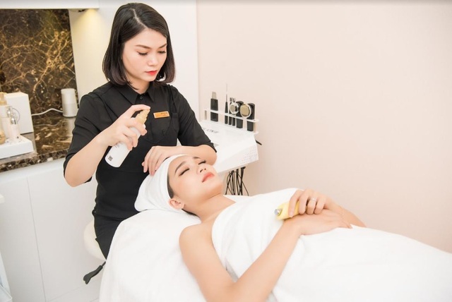 Các tín đồ làm đẹp tại Hà Nội sẽ tiếc hùi hụi nếu bỏ qua địa chỉ làm đẹp này - 2 Hoa hậu ảnh, Hoa hậu hoàn vũ Việt Nam 2017 – Ngọc Nữ - thư giãn, trải nghiệm chăm sóc da tại phòng dịch vụ spa tại trung tâm H&H