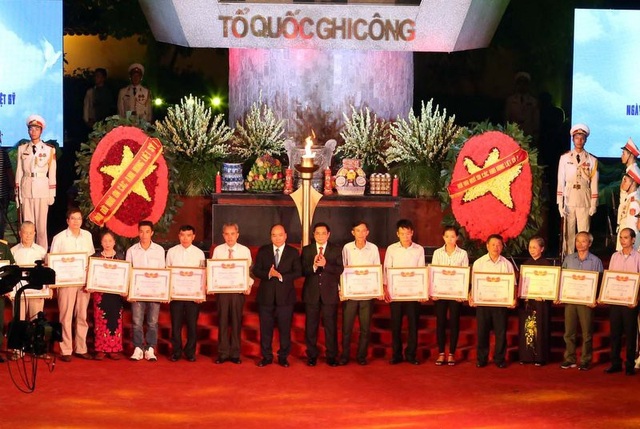 Trao bằng Tổ quốc ghi công và khai trương Cổng thông tin về mộ, nghĩa trang liệt sĩ - 1
Thủ tướng trao Bằng Tổ quốc ghi công tới 30 gia đình đại diện cho thân nhân 442 gia đình liệt sĩ.