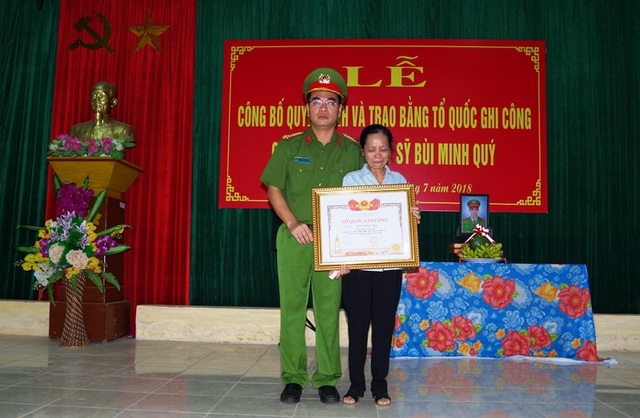 Trao Bằng Tổ quốc ghi công cho chiến sĩ hy sinh khi cứu người giữa dòng lũ - 1
Thừa ủy quyền của Thủ tướng Chính phủ, Thượng tá Phạm Hữu Trường, Phó Giám đốc Công an tỉnh Gia Lai trao Bằng Tổ quốc ghi công cho mẹ Liệt sĩ Bùi Minh Quý.