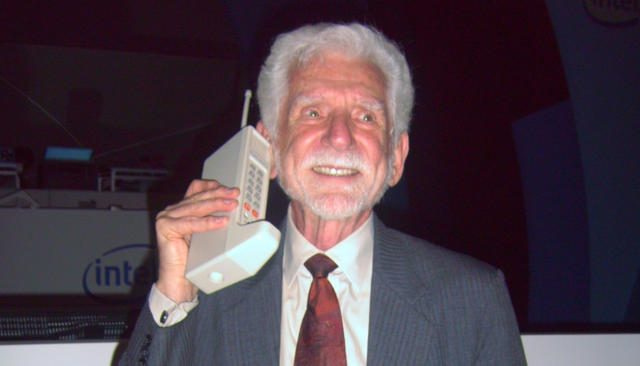 Martin Cooper - cha đẻ của chiếc điện thoại di động đầu tiên trên thế giới - Motorola DynaTAC 8000X.