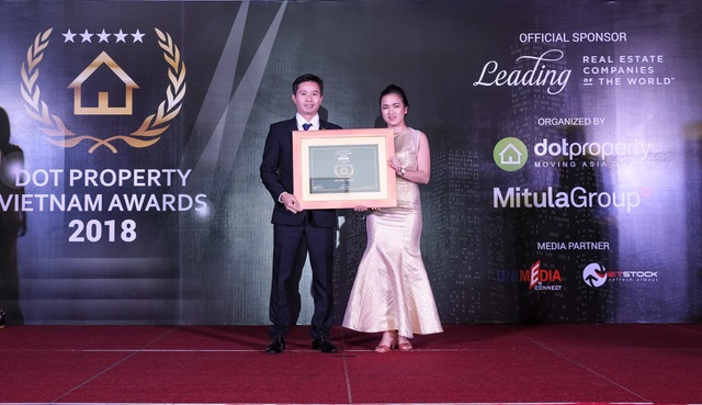 Văn Phú - Invest được vinh danh là Nhà phát triển bất động sản tốt nhất Hà Nội - 1
Ông Đinh Quốc Hà – Phó TGĐ Công ty Văn Phú – Invest lên nhận giải thưởng cho hạng mục Nhà phát triển bất động sản tốt nhất Hà Nội