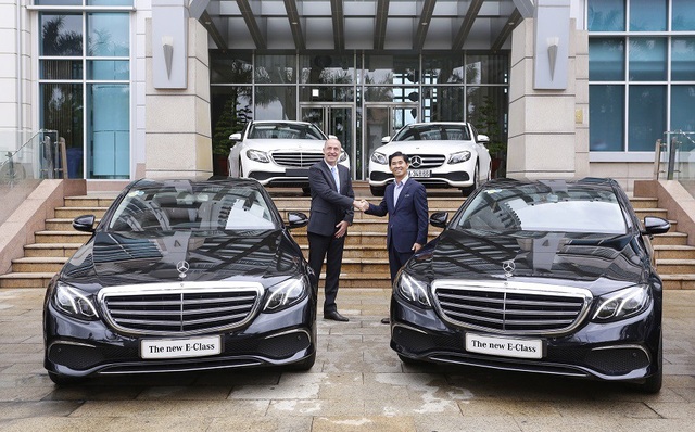 Mercedes-Benz E-Class liên tục hút khách hàng mảng khách sạn cao cấp - 2 Ông Choi Duk Jun, Tổng Giám đốc Mercedes-Benz Việt Nam và chủ đầu tư khách sạn Grand Mercure Đà Nẵng trong buổi bàn giao xe.