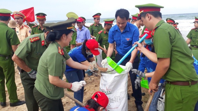 Hơn 500 chiến sĩ công an, đoàn viên… làm sạch bờ biển Phú Quốc - 2
Tham gia đợt ra quân này nhiều cán bộ, đoàn viên thanh niên thuộc lực lượng công an Kiên Giang,... cùng làm sạch môi trường biển