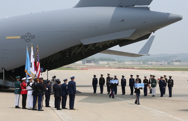 Tổng thống Trump cảm ơn ông Kim Jong-un vì giữ lời hứa - 2 Hài cốt được cho là của binh sĩ Mỹ được chuyển từ Triều Tiên tới căn cứ Osan tại Hàn Quốc hôm 27/7 (Ảnh: Reuters)