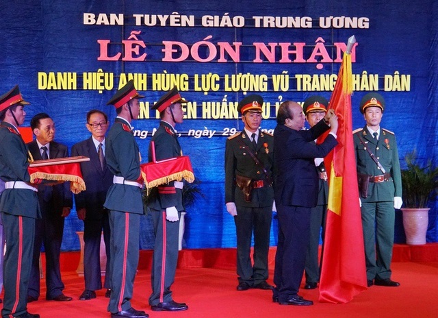 Ban Tuyên huấn Khu ủy Khu V đón nhận danh hiệu Anh hùng - 1 Thủ tướng Nguyễn Xuân Phúc trao danh hiệu Anh hùng lực lượng vũ trang Nhân dân cho Ban Tuyên huấn Khu ủy Khu V