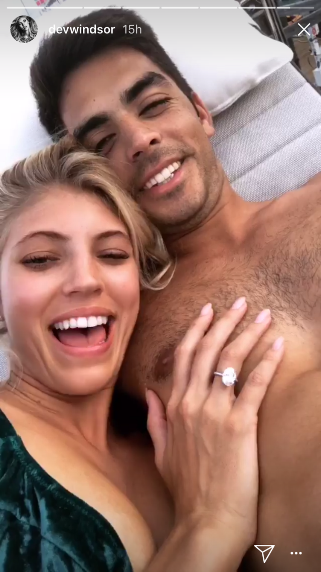 Cặp đôi hò hẹn 2 năm trước khi Johnny Dex quyết định cầu hôn bạn gái Devon Windsor bằng nhẫn kim cương khủng