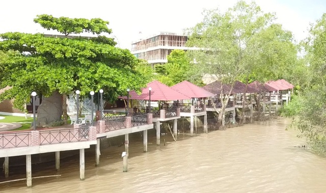 Vụ resort lấn sông Hậu: Sẽ cưỡng chế phá dỡ nếu doanh nghiệp không khắc phục - 2
Resort lấn sông của Công ty Linh Phương