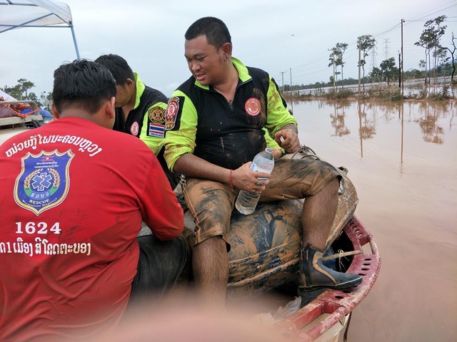Vụ vỡ đập thủy điện tại Lào: Đội cứu hộ Thái Lan “trực chiến” cứu người gặp nạn - 1
Đội cứu hội đang đang di chuyển bằng thuyền máy vào các bản bị cô lập thuộc huyện Samaxay