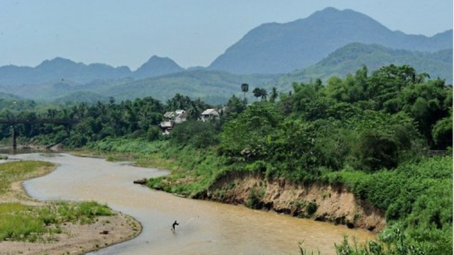 Hệ lụy từ dự án phát triển thủy điện trên sông Mekong - 3 Một ngư dân Lào quăng lưới trên sông Mekong (Ảnh: AFP)