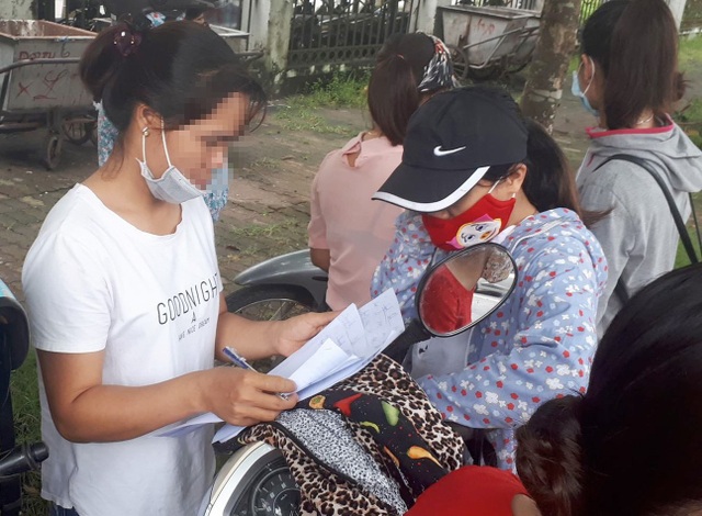 Hà Nội: Gần 300 giáo viên hợp đồng có nguy cơ mất việc - 1
Giáo viên đến kêu cứu tại trụ sở UBND huyện Thanh Oai (Ảnh: Đ. T).