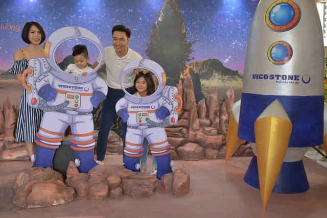 “Hành tinh bí ẩn” - Điểm hẹn cuối tuần cho gia đình trẻ ở Hà Nội - 1
Gia đình nam diễn viên Mạnh Trường trong sự kiện “Hành tinh bí ẩn”.