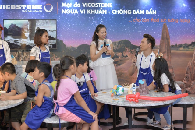 “Hành tinh bí ẩn” - Điểm hẹn cuối tuần cho gia đình trẻ ở Hà Nội - 3
Hoạt động “Đầu bếp nhí”: Với sự hướng dẫn của đầu bếp chuyên nghiệp, các bé đã biến trí tưởng tượng về các hành tinh và vũ trụ của mình thành những chiếc bánh cupcake ngay trên mặt bàn đá thạch anh cao cấp VICOSTONE. Với công nghệ hiện đại và bí quyết riêng của VICOSTONE, sản phẩm có tính năng ngừa vi khuẩn, chống bám bẩn, và đảm bảo an toàn khi tiếp xúc trực tiếp với thực phẩm và sức khỏe khi tiếp xúc trực tiếp với mặt bàn.