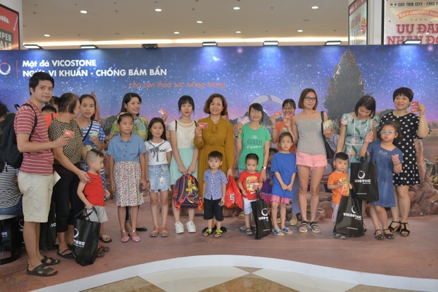 “Hành tinh bí ẩn” - Điểm hẹn cuối tuần cho gia đình trẻ ở Hà Nội - 6 Rất đông khách tham gia cũng hào hứng xắn tay cùng con làm bánh để rinh về nhiều phần quà hấp dẫn.