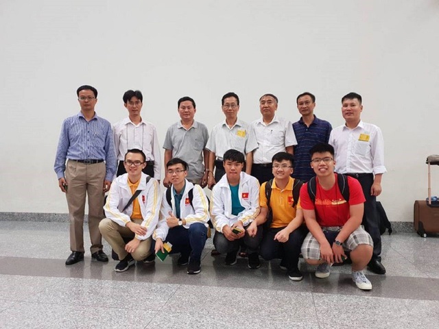 Việt Nam đoạt 2 HC Vàng, 2 HC Bạc Olympic Vật lí quốc tế 2018 - 3 Bộ GD&ĐT sẽ đón đoàn và chúc mừng thành tích của đoàn dự thi Olympic Vật lí quốc tế năm 2018 tại sân bay quốc tế Nội Bài vào hồi 6 giờ 30 ngày 30/7/2018.