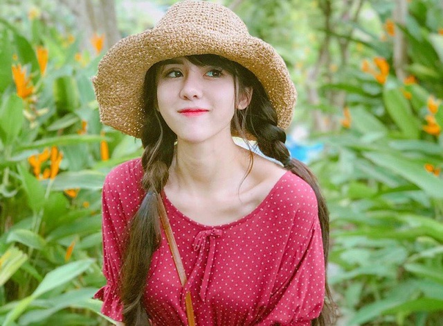 Bất ngờ nổi tiếng trên mạng xã hội, lượt người theo dõi trên trang Facebook cá nhân của Linh cũng tăng lên nhanh chóng. Linh chia sẻ cô khá bất ngờ khi biết được những hình ảnh của mình đang ngập tràn trên mạng xã hội.