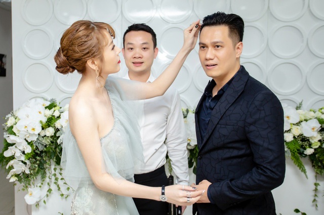 Quế Vân nói Bảo Thanh “sân si” khi “đá xéo” cô và Việt Anh dựng scandal tình ái - 6 Quế Vân thoải mái công khai tình tứ với Việt Anh sau khi đã được bà xã Việt Anh cho phép.
