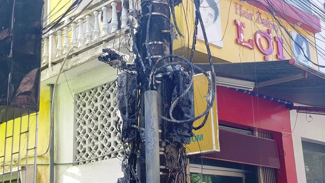 Trụ điện phát nổ như pháo hoa giữa trời nắng 40 độ C - 5 Trụ điện phát nổ như pháo hoa giữa trời nắng 40 độ C - 5