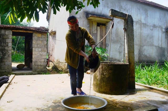 Hàng trăm hộ dân miền núi lâm cảnh thiếu nước sinh hoạt trầm trọng - 2 Thiếu nước trầm trọng, người dân phải chắt chiu từng giọt, thậm chí phải dùng nước cặn đục nữa.